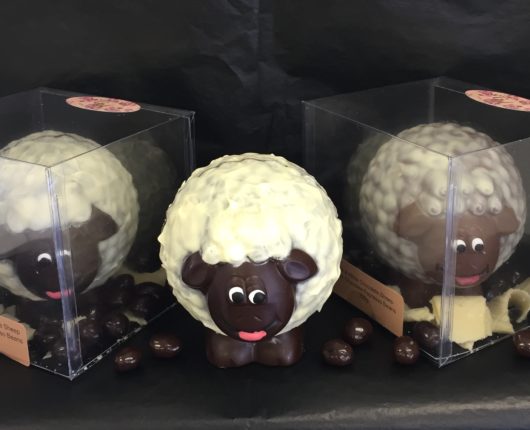 Dark & White Chocolate Sheep With Dark Chocolate Espresso Beans In A Clear Gift Box 200g